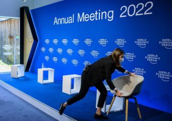 Greenpeace, emissioni jet privati a Davos come 350mila auto