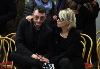 Il lungo addio a Maurizio Costanzo, c'è Maria De Filippi con il figlio