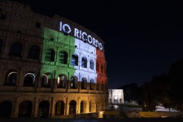 Sangiuliano, Colosseo illuminato per il Giorno del ricordo