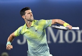 Djokovic torna dopo un mese e vince a fatica
