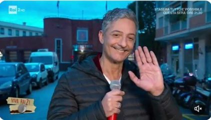 Fiorello, l'omaggio a Costanzo sulle note di Se telefonando