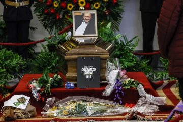 L'ultimo omaggio a Costanzo, oggi i solenni funerali a Roma