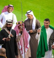 300 anni Arabia Saudita,Ronaldo festeggia con tunica e spada