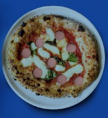 Pizza con würstel per celebrare Italia-Inghilterra