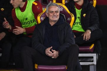 N.1 Fir, Innocenti, consegna maglia dell'Italia a Mourinho