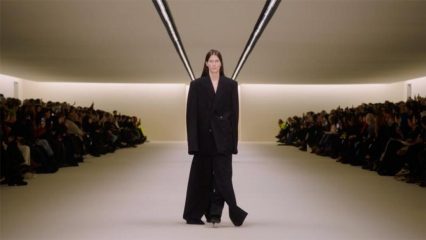 Torna Balenciaga e cambia stile immaginando un nuovo classico