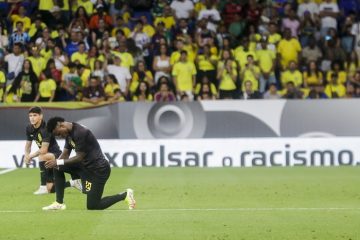 Brasile in maglia nera anti razzismo in amichevole a Barcellona