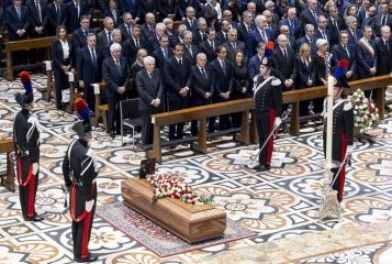 Oltre 5 milioni di spettatori in tv per i funerali di Berlusconi