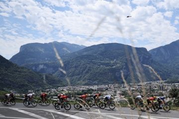 Tour: spettatore si sporge e provoca caduta di gruppo