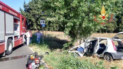 Auto contro un albero, un morto di 16 anni e 3 feriti gravi