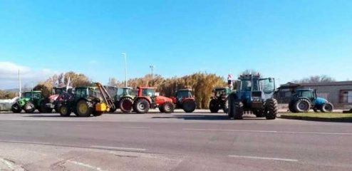 Protesta trattori, in marcia per il blocco del porto a Oristano