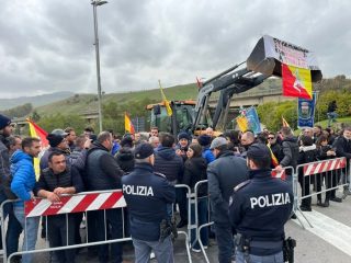 Protesta trattori, in 300 bloccano svincolo A19 nel Nisseno