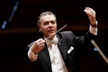 Luigi Piovano dirige la Sinfonia n. 7 al Mercadante di Napoli