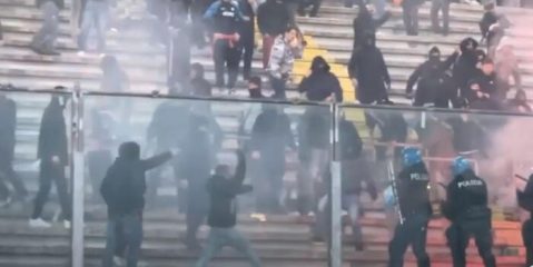 Scontri tra tifosi durante Padova-Catania, la polizia in campo
