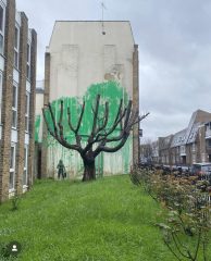 Un Banksy 'ecologista' sulla parete di un palazzo a Londra
