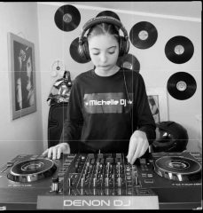 Dj Michelle, alla consolle a 12 anni, la più giovane in Italia