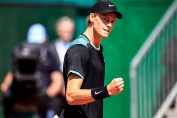 In campo a Montecarlo Tsitsipas-Sinner 0-0 (1-1) LIVE