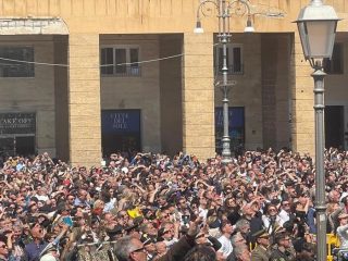 La statua di Sant'Oronzo torna a svettare nel cielo di Lecce