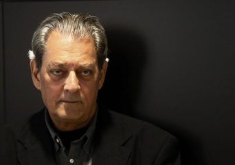 Paul Auster, esce postumo in Italia Un paese bagnato di sangue