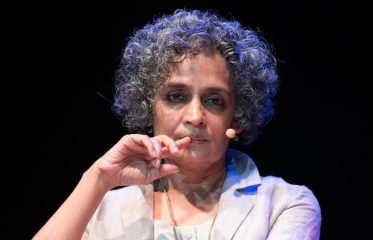 Arundhati Roy sarà perseguita per frasi sul Kashmir del 2010