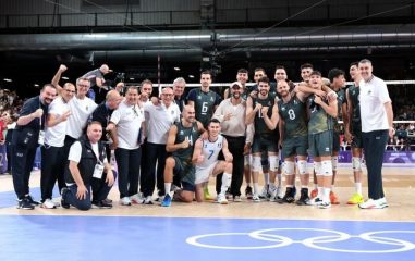 Parigi: tifoso d'eccezione al volley, Mengoni festa con azzurri