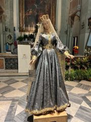 Abito griffato stile medioevale per la Madonna de' Noantri