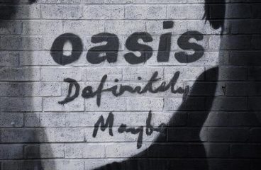 Il Manchester City presenta maglia in onore degli Oasis