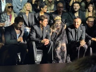 Madonna velata nel pizzo nero alla sfilata di Dolce e Gabbana