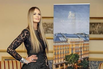 Elle Macpherson: 'Ho curato un tumore al seno con la medicina non tradizionale'. L'oncologa: 'Non c'entra nulla con la guarigione'