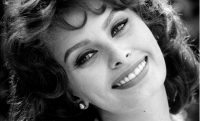 Sofia Loren sopresa a Roma in centro: bagno di folla e selfie