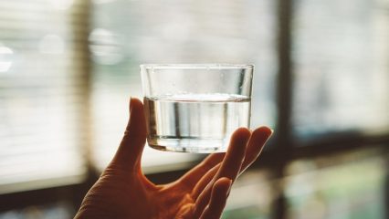 È possibile perdere peso bevendo acqua calda, le proprietà benefiche dell'acqua calda.