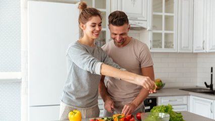 Come ripristinare l'alimentazione dopo le vacanze di Capodanno, tornare a una corretta alimentazione, consigli di un nutrizionista.