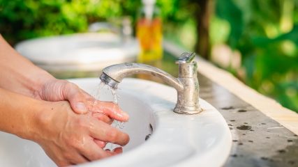 Quando gli antibiotici falliscono, lavarsi spesso le mani