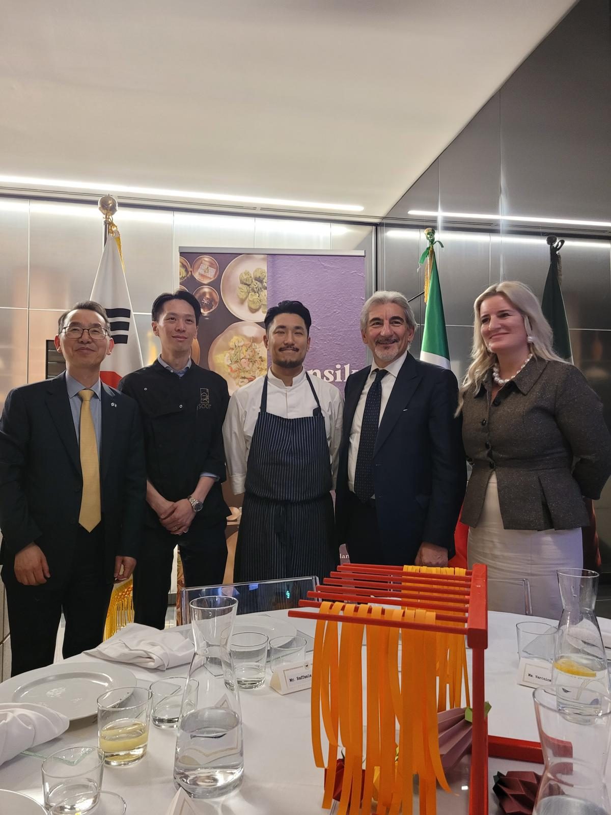 Hansik - Viaggio nella Cucina Coreana - ConsoleCoreanoHyung-Shik-Kang-RaffaeleCattaneo-Sottosegretario-Regione-Lombardia