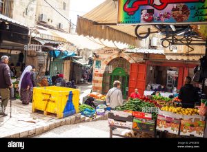 colorato-mercato-scena-nei-souk-presso-la-citta-vecchia-a-gerusalemme-est-palestina-israele-2pndere