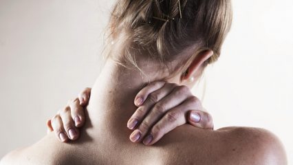 Come sbarazzarsi dei morsetti muscolari nelle spalle e nel petto, 5 tecniche dallo yoga.