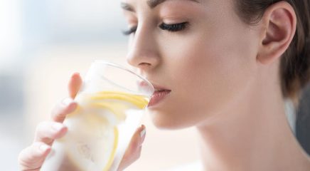 Cosa succede se bevi acqua con limone al mattino per un mese intero