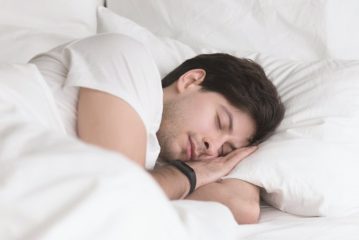 È possibile dormire durante il giorno dopo aver mangiato, i benefici e i danni del sonno diurno