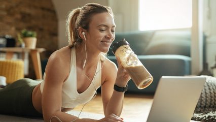 Devo bere proteine dopo l'allenamento, come bere correttamente le proteine, in quali quantità.