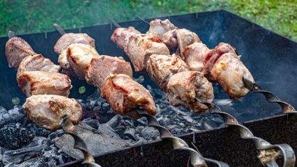 Barbecue, benefici e rischi, scelta della carne, regole e ricette marinate.