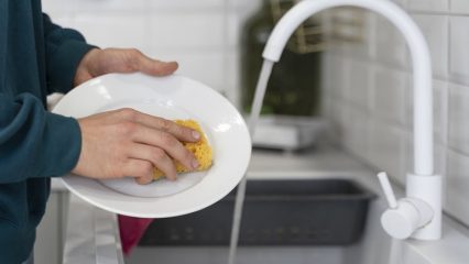 Cosa succede se non lavi i piatti per molto tempo, perché è importante lavare subito i piatti, perché i piatti non lavati sono pericolosi, il parere e i consigli del medico.
