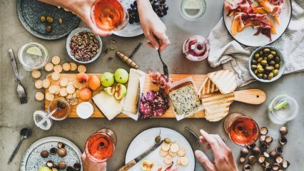 Quali cibi non possono essere mangiati insieme, le combinazioni alimentari più pericolose.