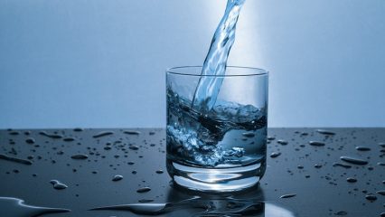 Acqua, quanto bere al caldo, quali bevande si possono consumare al caldo.