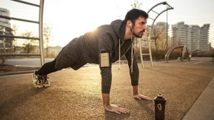 Flessioni, cosa succede se fai flessioni 15 volte al giorno, i commenti del trainer.