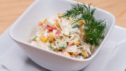 5 insalate con bastoncini di granchio.