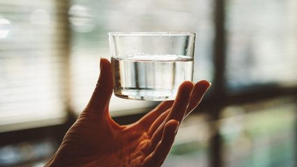 Regime di consumo, quanta acqua devi bere al giorno e qual è il pericolo di una mancanza di acqua nel corpo.