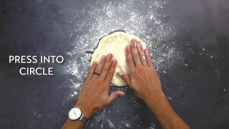 allungare la pasta per pizza con le mani