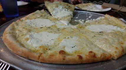 Come fare la pizza bianca con formaggi
