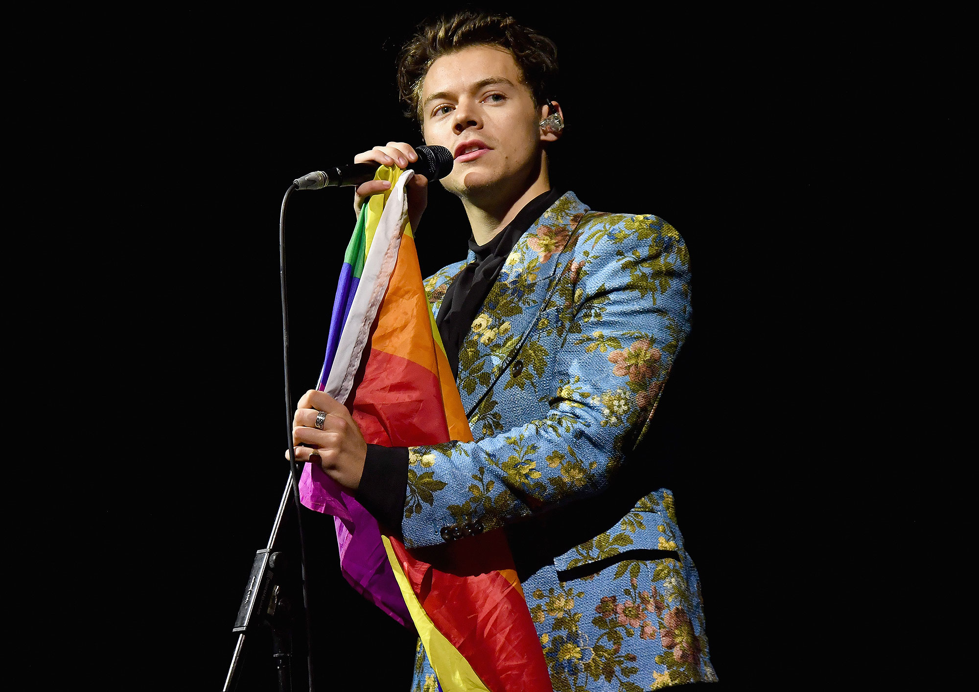 LOS ANGELES, CA - SEPTEMBER 20:  Harry Styles performs onstage at The Greek Theatre on September 20, 2017 in Los Angeles, California.  (Photo by Jeff Kravitz/FilmMagic for Sony Music)