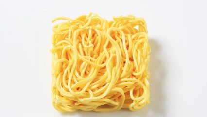 Cosa succede se mangi spaghetti istantanei ogni giorno.
